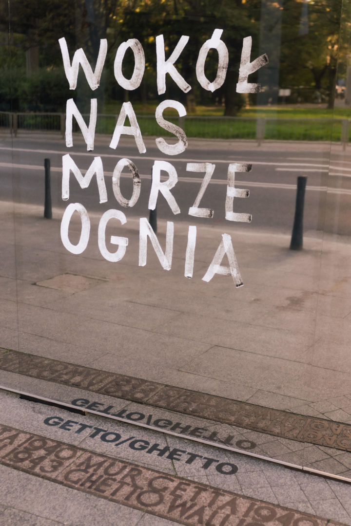 Instalacja „Dwie strony muru” w Warszawie