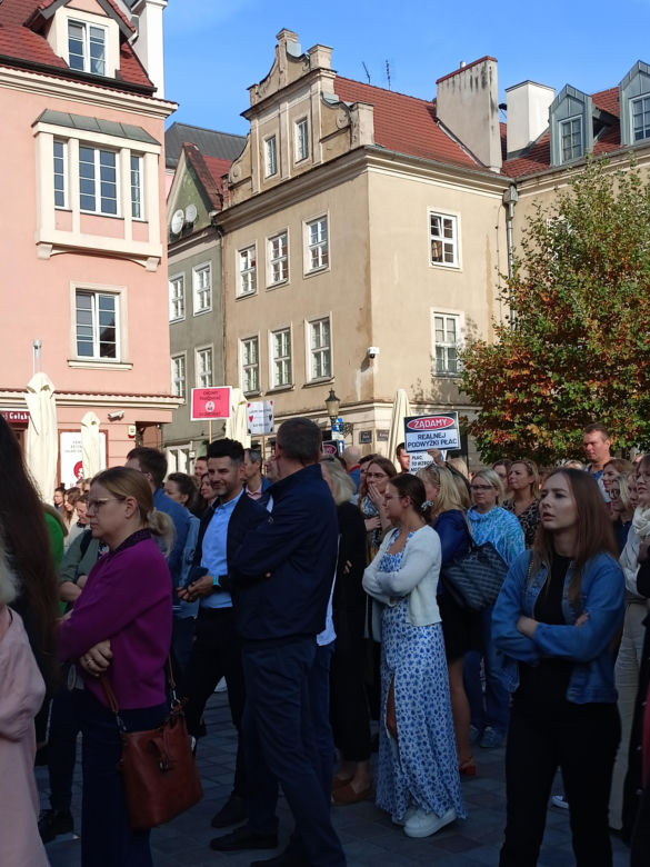 Pikieta urzędników poznańskich na Placu Kolegiackim