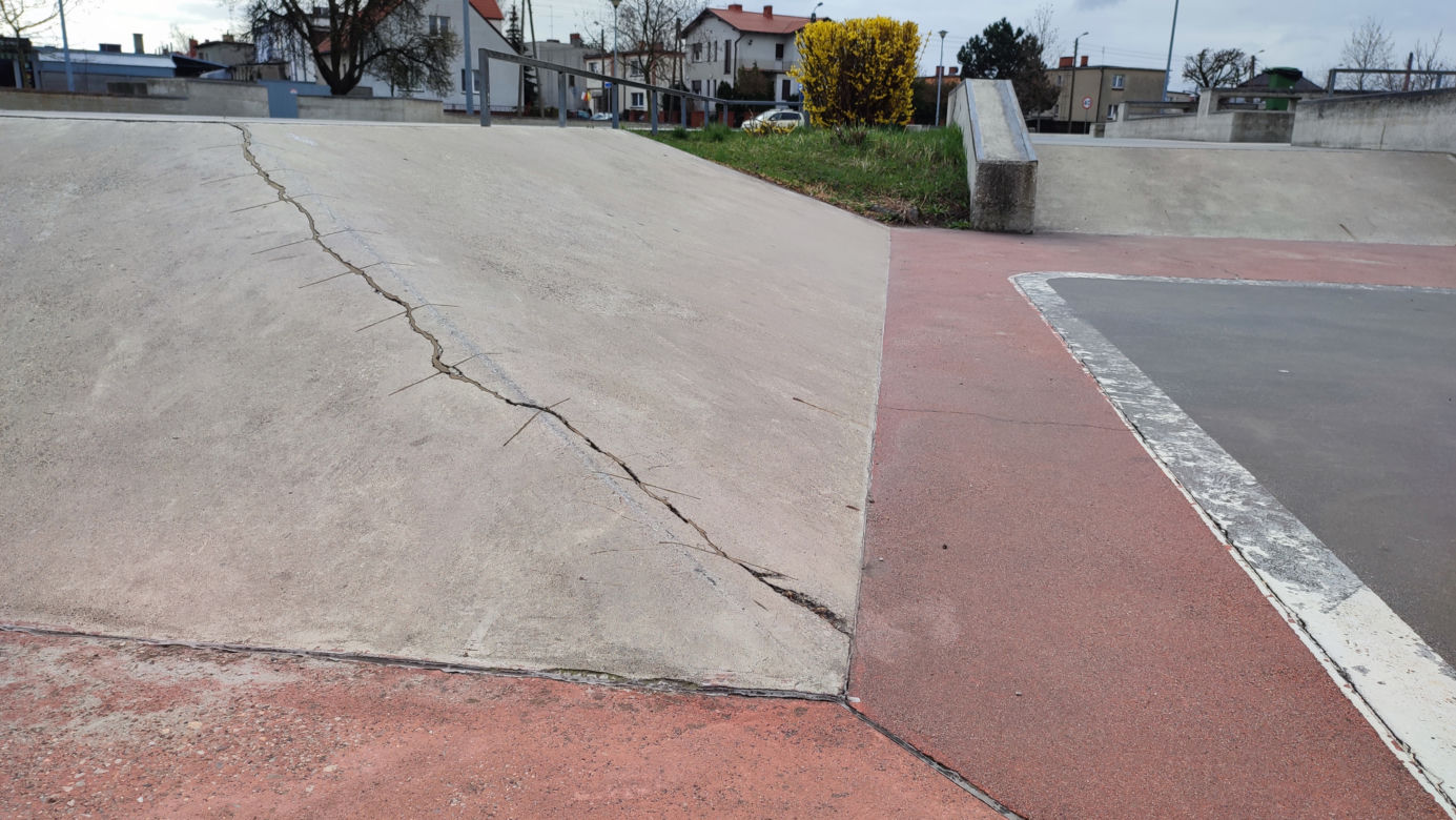 Skateplaza pęka