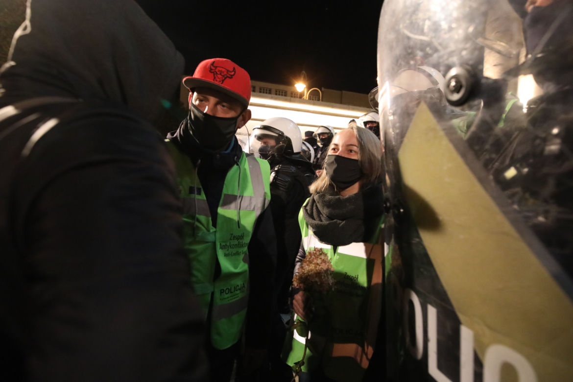 Strajk kobiet w Katowicach: Wyszedł do policji z kwiatami. Reakcja wzrusza!