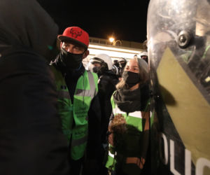Strajk kobiet w Katowicach: Wyszedł do policji z kwiatami. Reakcja wzrusza!