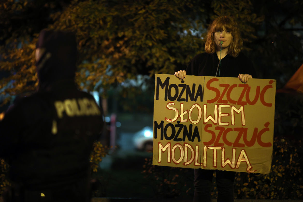 Protesty przed Wawelem w miesięcznice pogrzebu pary prezydenckiej