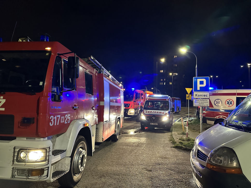 Spalone zwłoki mężczyzny na balkonie. Tragiczny pożar na Bródnie