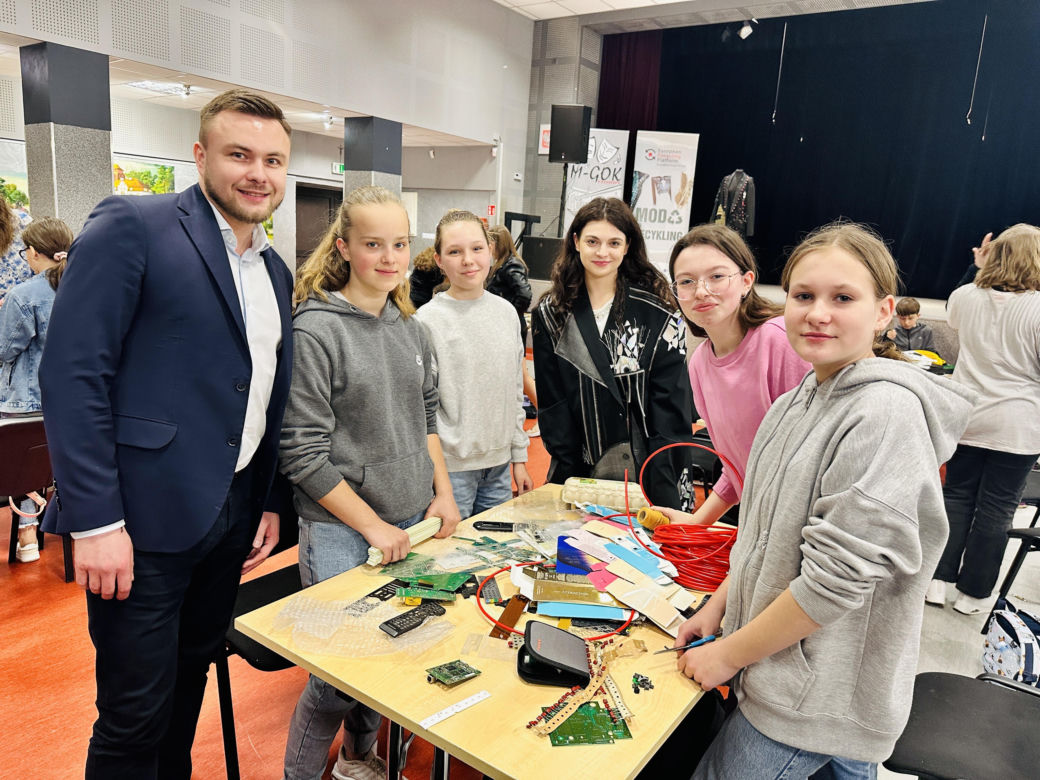 Szykowne śmieci – projekt „Moda na recykling” w gminie Mordy
