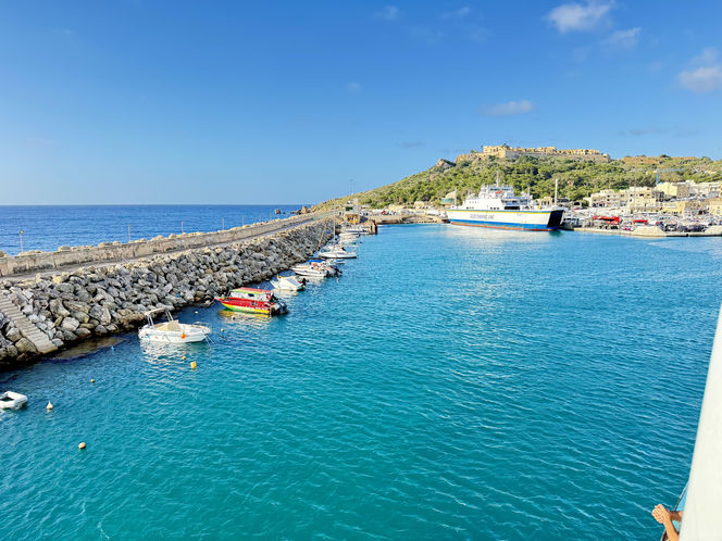 Gozo - widok z morza na port