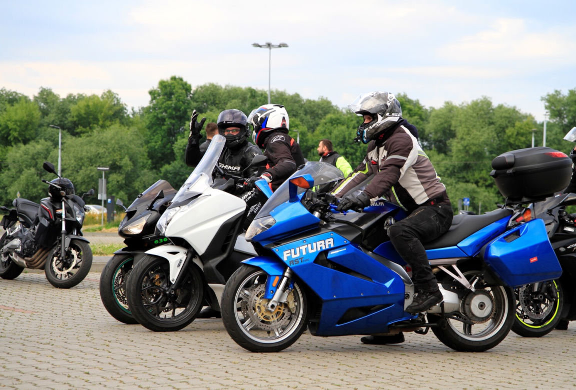Przed Areną Lublin symbolicznie pożegnano dwójkę tragicznie zmarłych motocyklistów