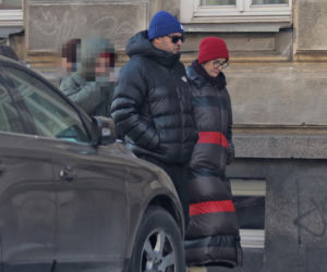 Tomasz Karolak  i Viola Kołakowska na spacerze