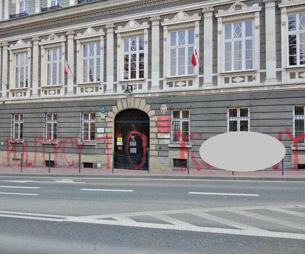 Tarnów. Siedziba urzędu miasta ZDEWASTOWANA. Ktoś namalował napis: politycy to k****