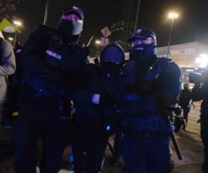 Policjanci zatrzymali uczestnika protestu kobiet