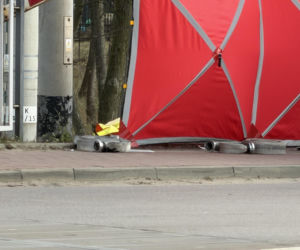 Zignorowała opuszczone rogatki, z torów zmiótł ją nadjeżdżający pociąg. Dramat w Jasiennicy Mazowieckiej