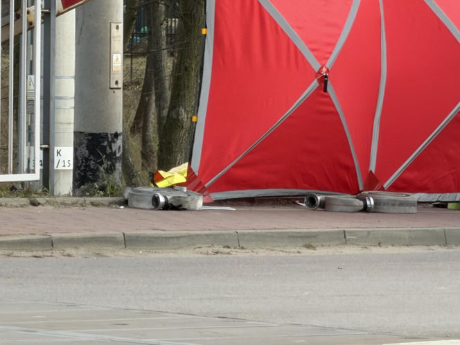 Zignorowała opuszczone rogatki, z torów zmiótł ją nadjeżdżający pociąg. Dramat w Jasiennicy Mazowieckiej