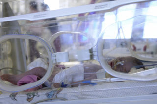 Matka i jej partner zatrzymani w sprawie maltretowanej 20-miesięcznej dziewczynki. Sąsiedzi w szoku: „Uchodzili za wzorową rodzinę”