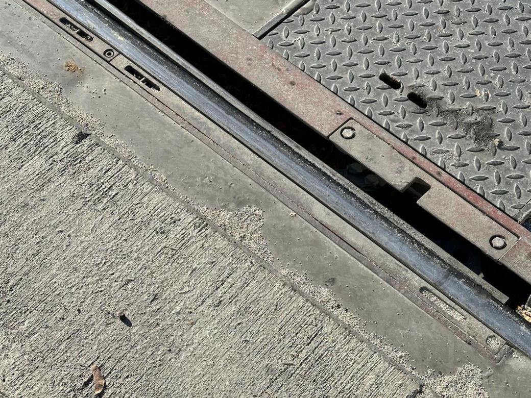 Metalowa belka przebiła tramwaj i nogę pasażera. Poszkodowany trafił do szpitala
