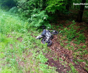 Motocyklista z bronią maszynową w plecaku uciekał policjantom. Sceny jak z filmu akcji w podrybnickich Świerklanach [WIDEO]