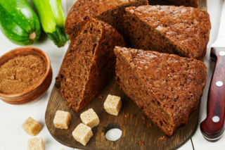 Nikt nie zgadnie, że jest z warzyw! Hitowe ciasto z cukinii i masła orzechowego