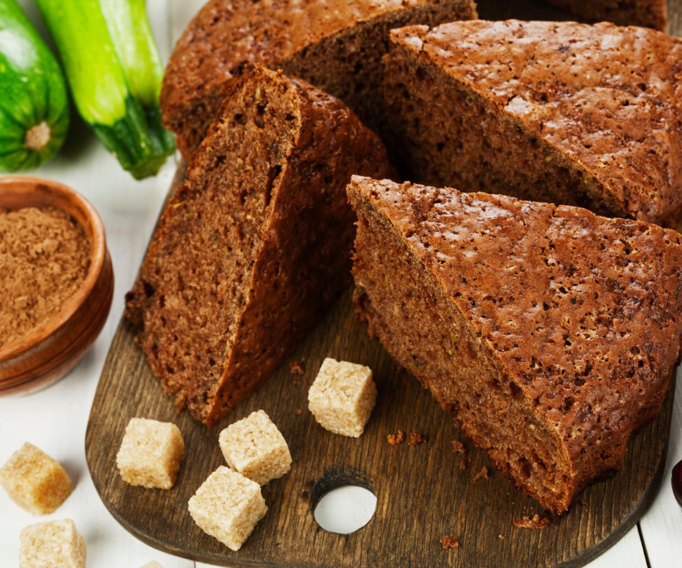 Nikt nie zgadnie, że jest z warzyw! Hitowe ciasto z cukinii i masła orzechowego