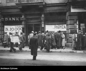 Bank Handlowo-Przemysłowy w Łodzi-widok zewnętrzny. Przed wejściem widoczna grupa ludzi, w oknach reklamy /1937