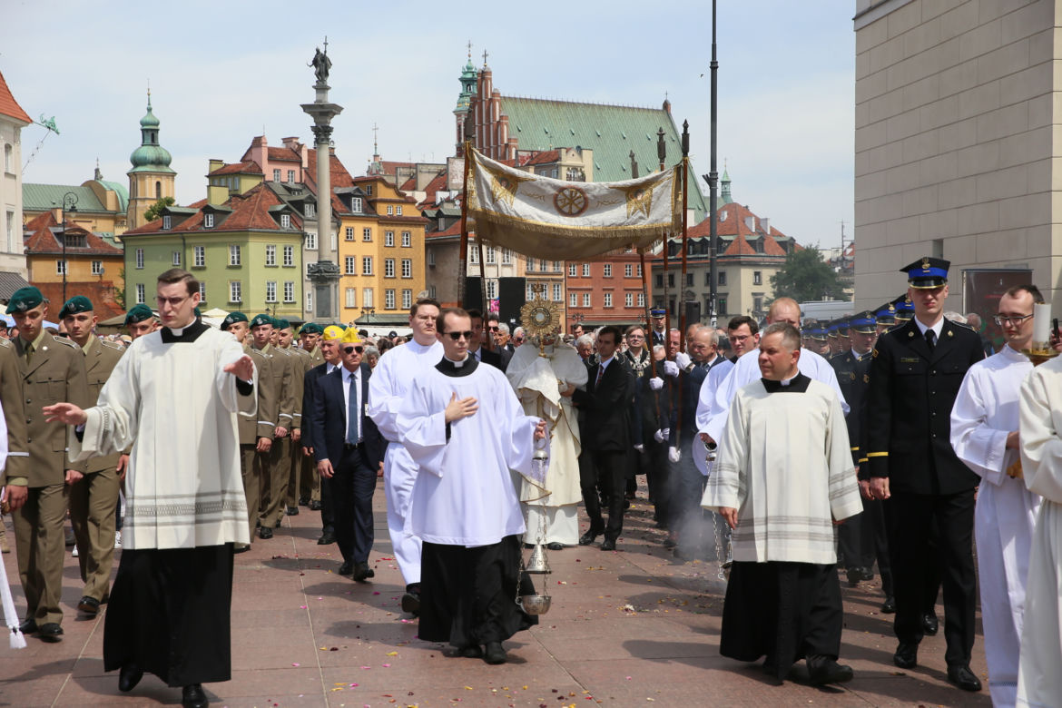 Centralna procesja Bożego Ciała w Warszawie. Ołtarze nawiązywały do wojny