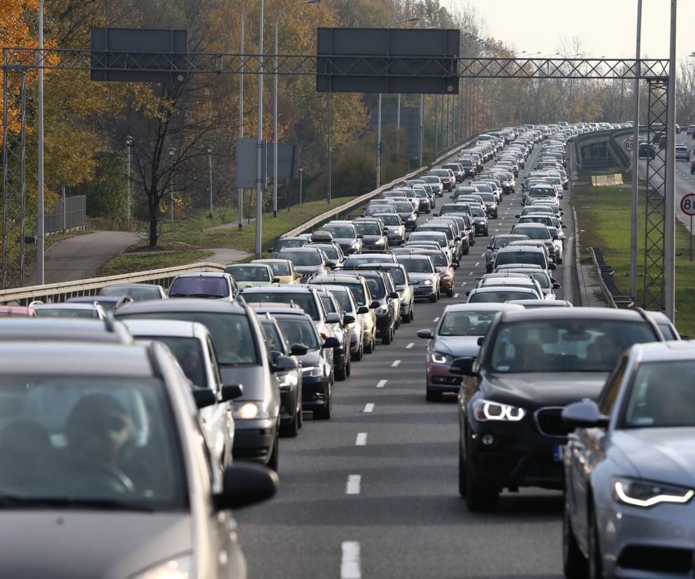korek zator auta samochody godziny szczytu miasto ulica