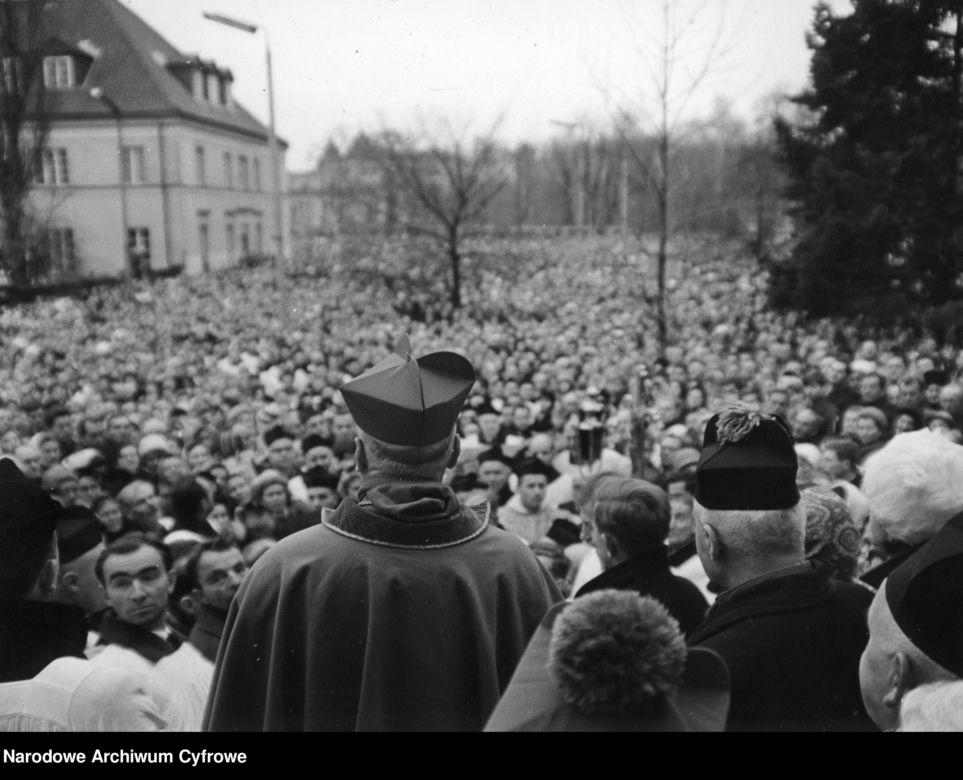 Białystok. Prymas Polski ks. kard. Stefan Wyszyński podczas głoszenia kazania. 1966 rok