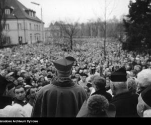 Białystok. Prymas Polski ks. kard. Stefan Wyszyński podczas głoszenia kazania. 1966 rok