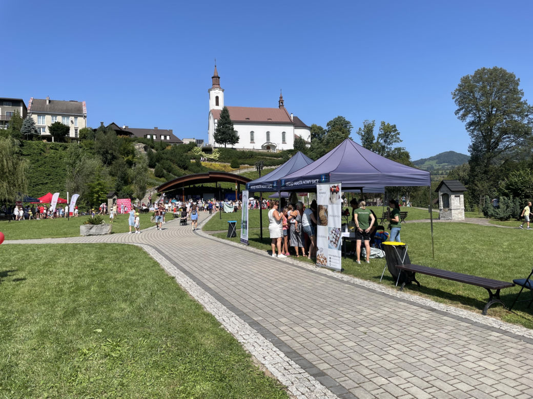 Wycieczka pociągiem czytelników Sądeckiej Biblioteki Publicznej i spotkanie z autorami książek w Piwnicznej 