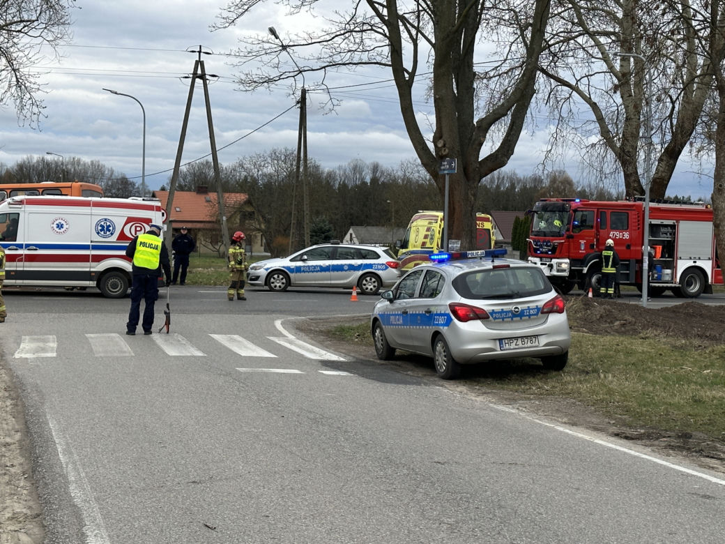 Dramat pod Legionowem. Autobus z dziećmi roztrzaskał się o drzewo. Są ranni