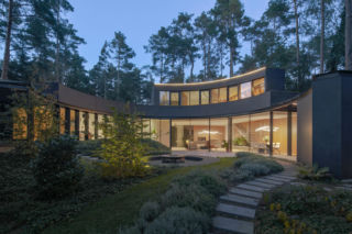 Zaczęło się od strzelistych sosen, które stworzyły naturalny pierścień. Tak powstał Dom z Polaną