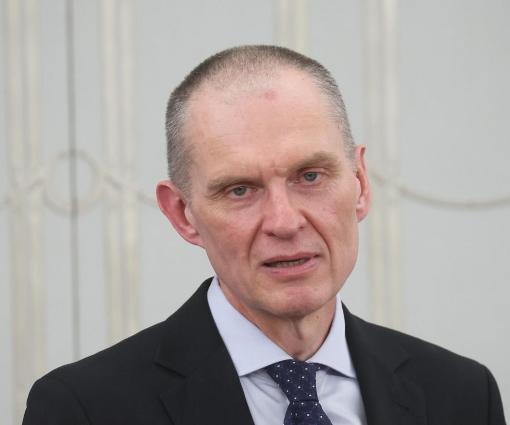 Dziennikarz Andrzej Poczobut w ciemnym garniturze i krawacie. O jego losach i powrocie do Grodna przeczytasz na Mediateka.