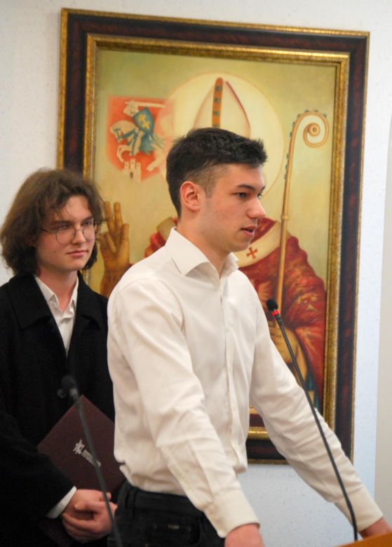 W marcu 2025 roku 47 uczniów szkół podstawowych i ponadpodstawowych debatowało w Urzędzie Miasta Siedlce w ramach kampanii profilaktycznej „Widzę – rozmawiam – reaguję”.