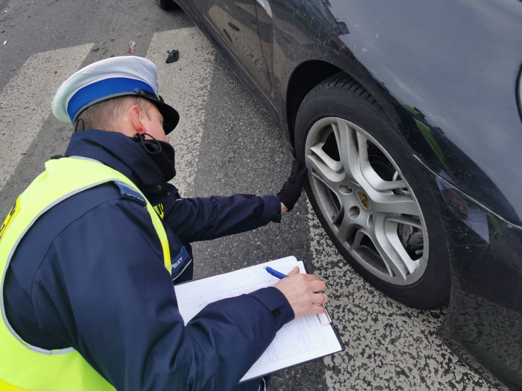 Gonili ich od A1. Rozbili porsche i dalej uciekali przed policyjnym pościgiem pieszo