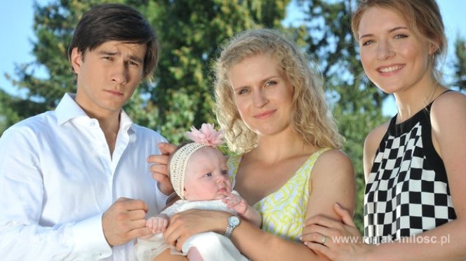 M jak miłość. Hania (Maja Marczak), Natalka (Marcjanna Lelek), Franek (Piotr Nerlewski), Ula (Iga Krefft)