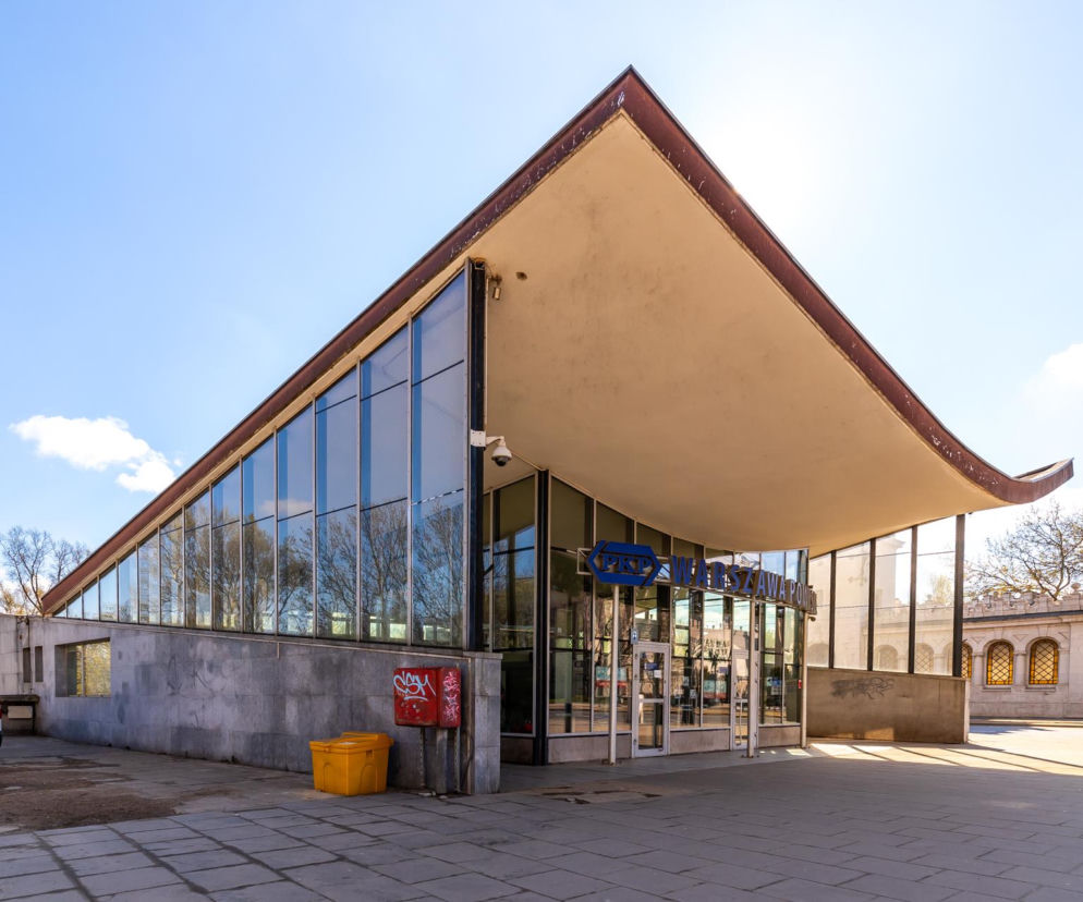 Górny pawilon stacji Warszawa Powiśle z dachem o kształcie konoidy. O przyszłości zabytku przeczytasz na Architektura.