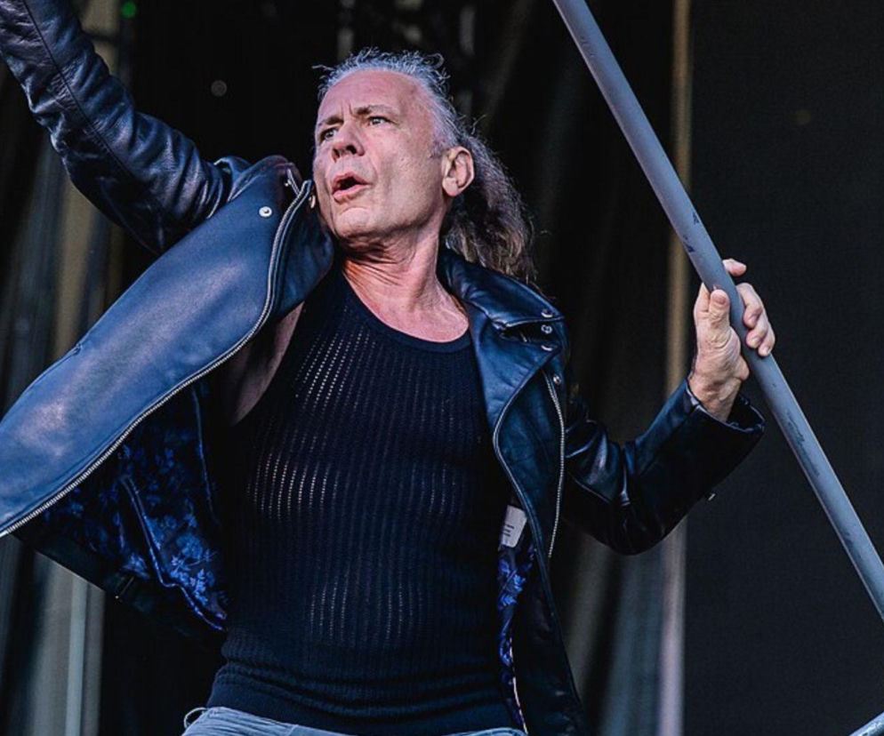 Bruce Dickinson śpiewa na scenie w skórzanej kurtce. Rozwiąż quiz o liderze Iron Maiden na EskaRock.