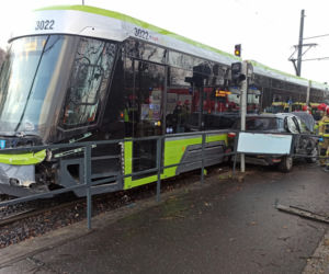 Olsztyn. 72-letni kierowca osobówki wymusił pierwszeństwo przejazdu tramwajowi. Doszło do zderzenia