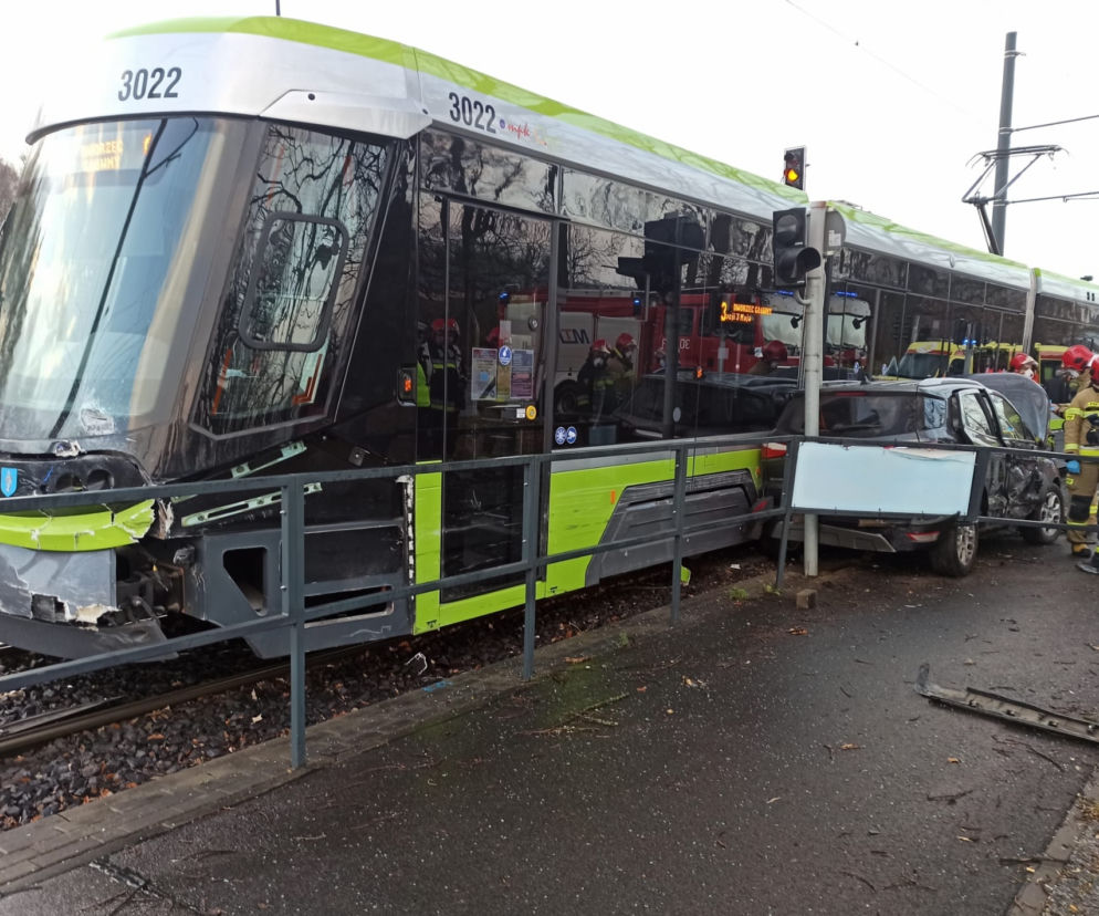 Olsztyn. 72-letni kierowca osobówki wymusił pierwszeństwo przejazdu tramwajowi. Doszło do zderzenia