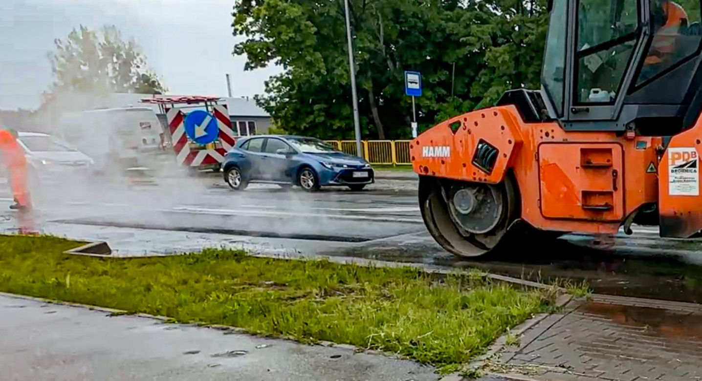 Robotnicy pracują w ulewę