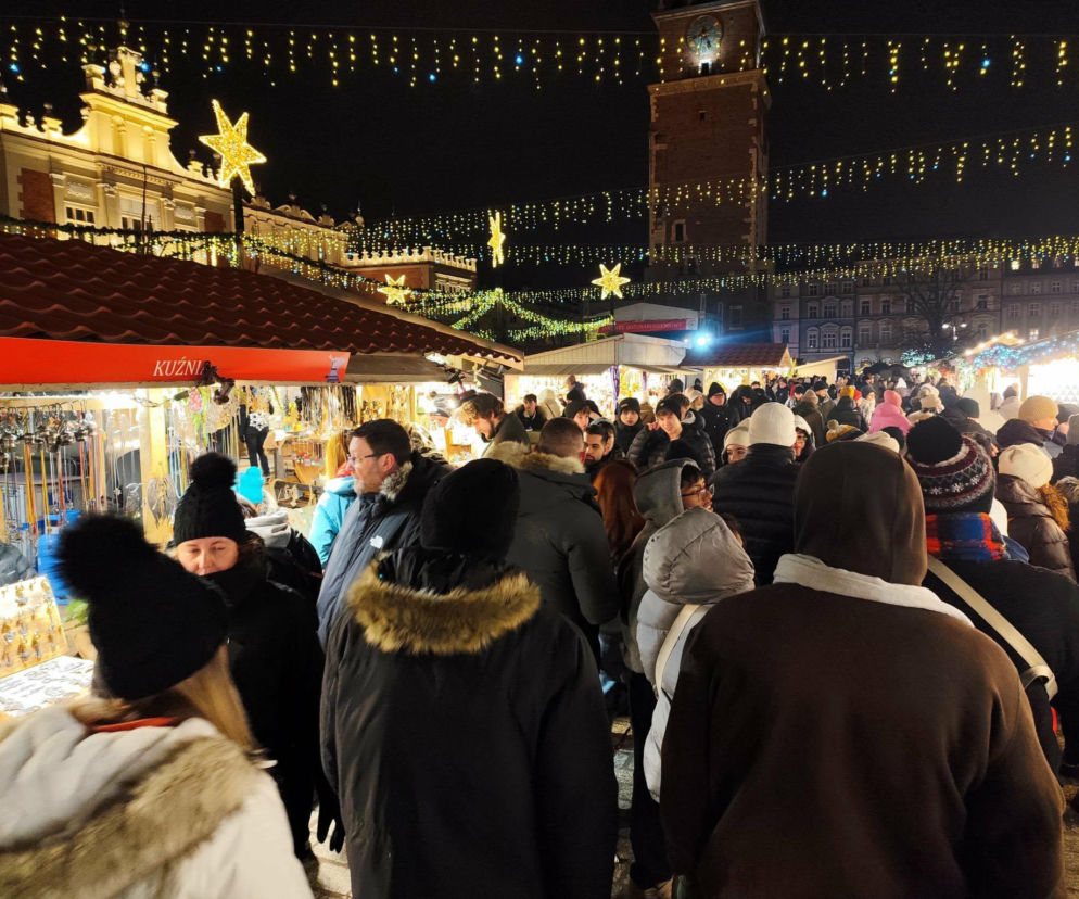 Tłumy na bożonarodzeniowym jarmarku na Rynku. To ostatnie dni żeby go odwiedzić