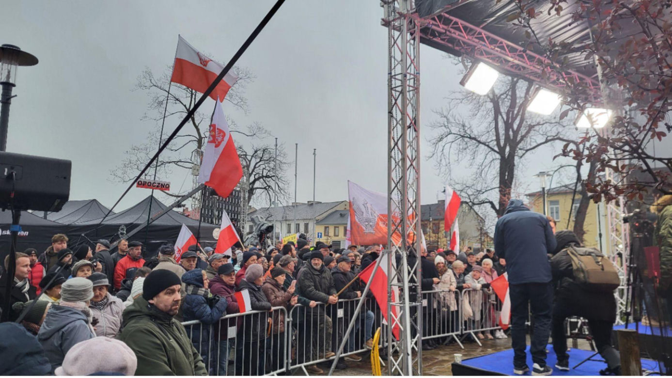 Debata w Końskich. Tłum ludzi przed sceną na rynku [zdjęcia] 