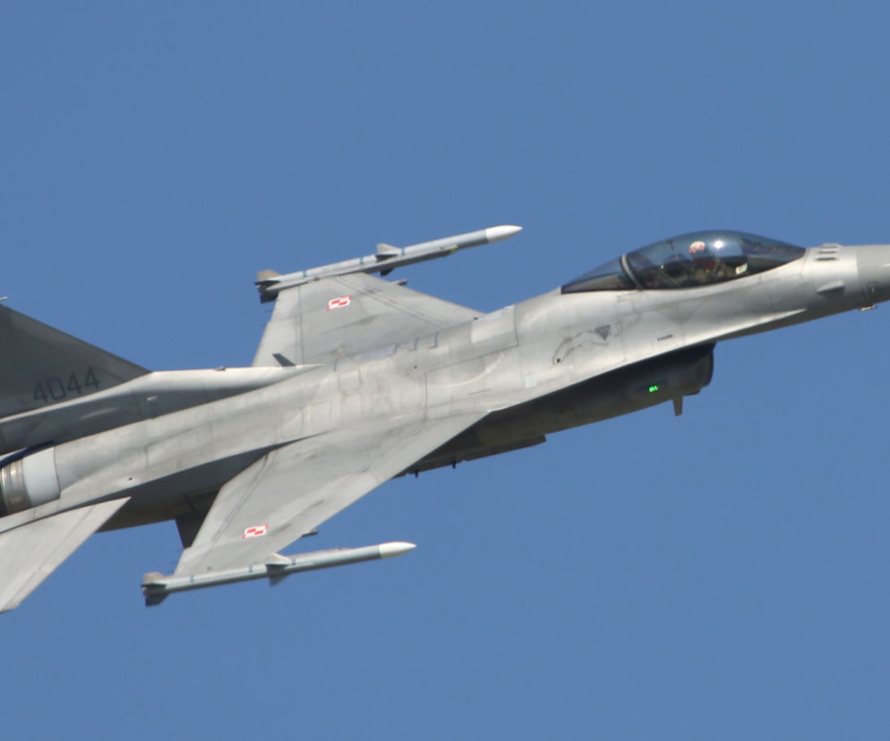 Dla trochę starszych - lot symulacyjny myśliwcem F-16