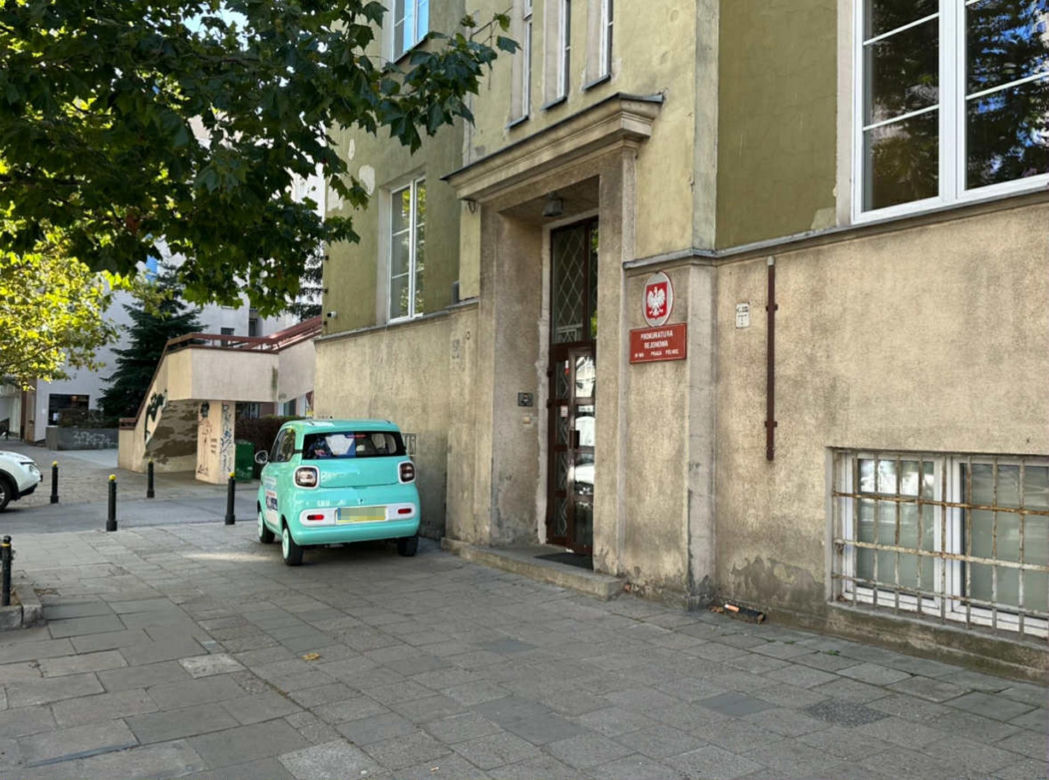 "Kucyk" na uwięzi. Tak w prokuraturze ładowali elektryczne auto. Przedłużacz zwisał z okna