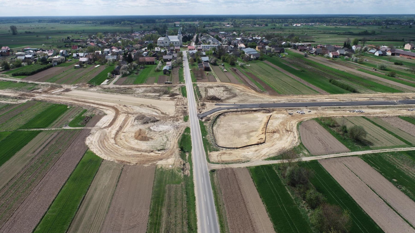 Tak wygląda budowa nowej drogi krajowej nr 74 woj. lubelskim z lotu ptaka