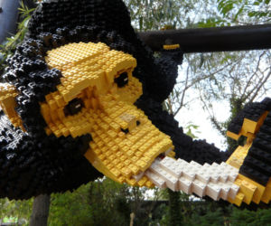 Małpa z klocków Lego