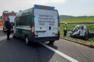 Dostawczak zgnieciony jak puszka. Koszmarny wypadek w miejscowości Grodziec