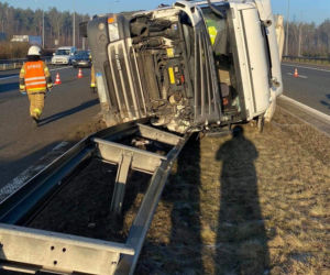 Ciężarówka przewróciła się na A4