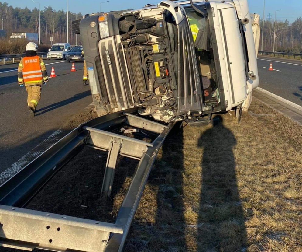 Ciężarówka przewróciła się na A4