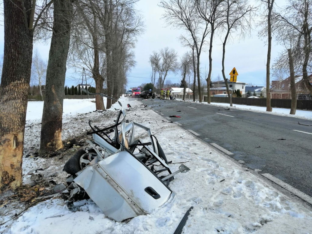 Makabryczny wypadek. Opel zmasakrowany. Zginął młody kierowca [ZDJĘCIA]