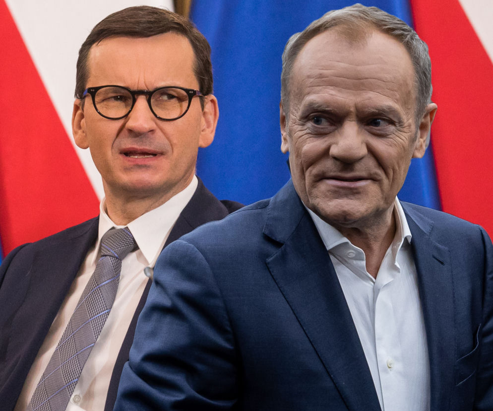 Mateusz Morawiecki i Donald Tusk na tle flag. O sondażu dotyczącym ich koalicji przeczytasz na SE Polityka.