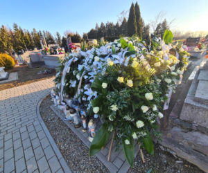 Groby Wiktorii i Konrada utonęły w kwiatach. Pochowali ich w święto zakochanych