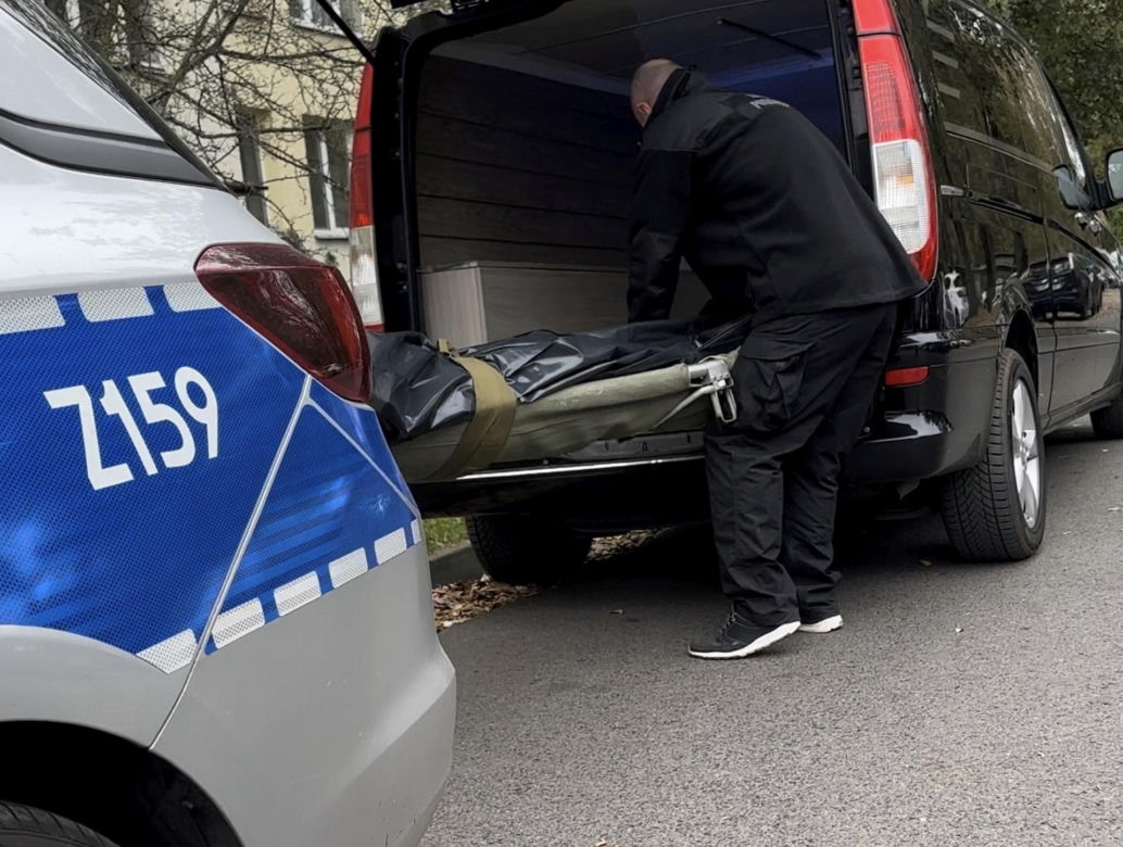 Tragedia w Warszawie. Mieszkańcy usłyszeli wystrzał z broni. W mieszkaniu znaleziono zwłoki